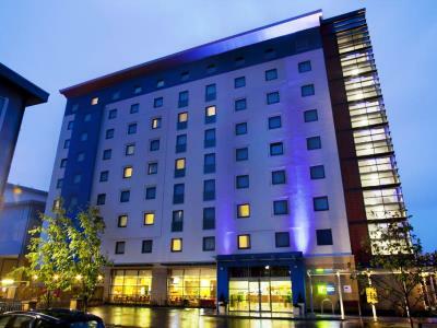 Holiday Inn Express Slough Exterior foto